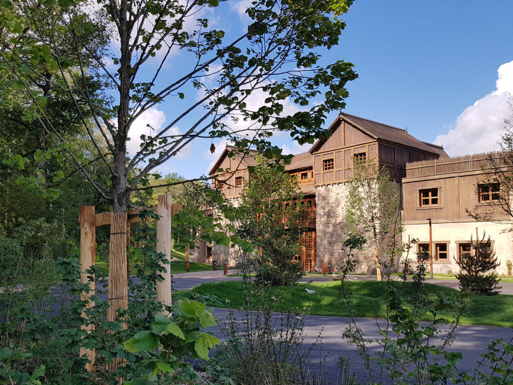 Entrée hôtel les quais de Lutèce du Parc Astérix - Vé Paysages