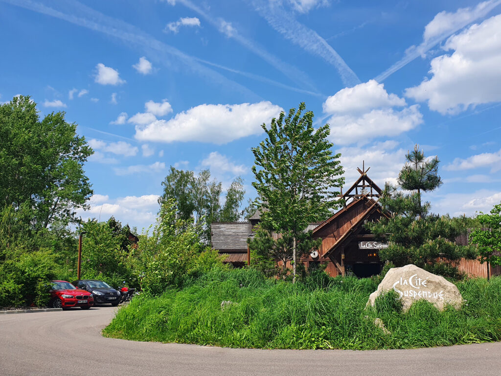 La Cité Suspendue au parc Astérix : entrée de l'hôtel - Vé Paysages