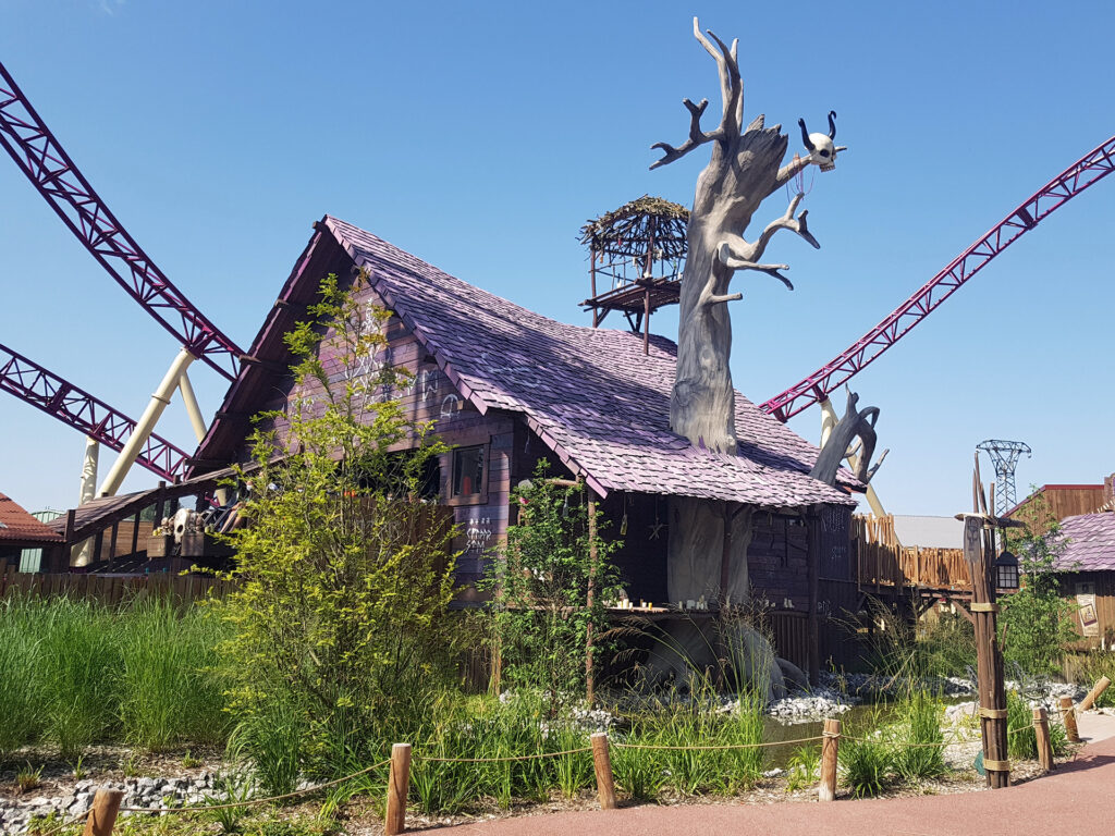 Gare coaster zone Mystic du parc d'attraction Walibi Rhône-Alpes - Vé Paysages