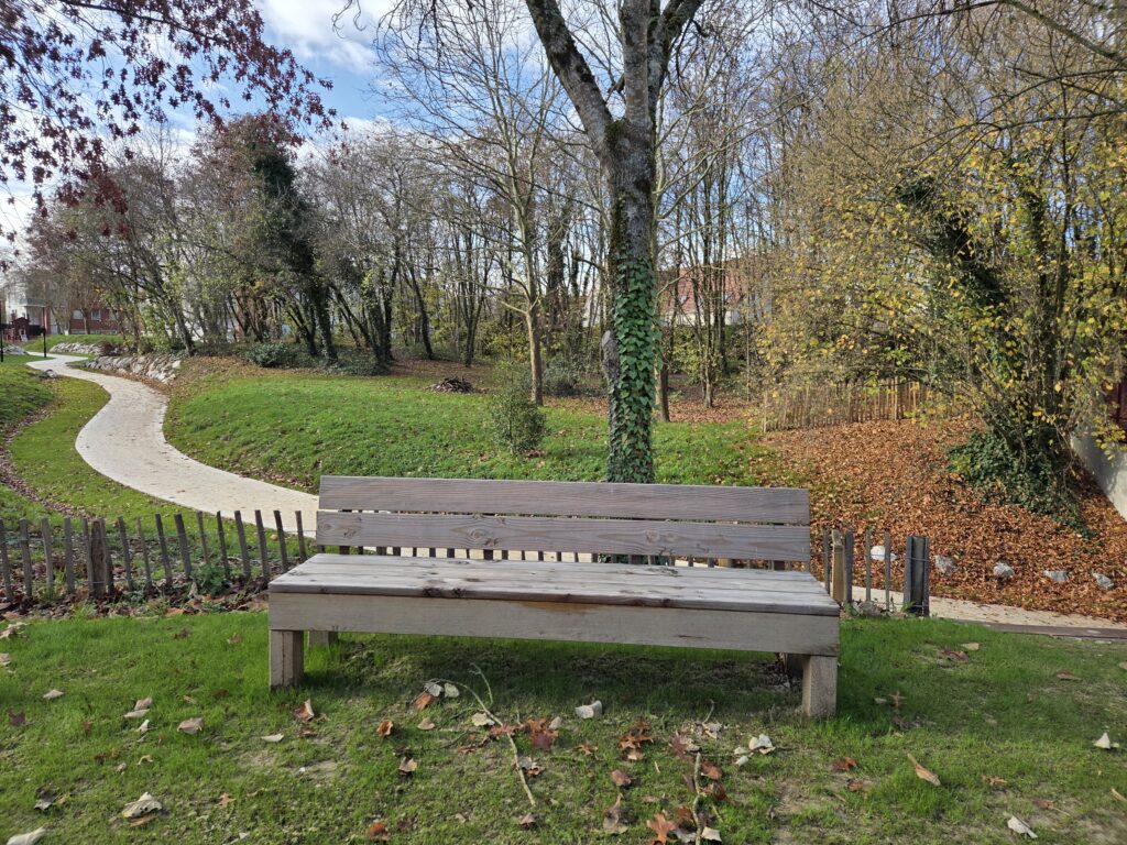 Mobiliers divers par Vé Paysages : banc au parc de Chédeville